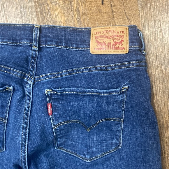 VNTG LEVI’S  PREMIUM BERMUDA SHORTS PERFECT FOR THE UPCOMING SPRING 2025 TRENDS - Picture 3 of 10